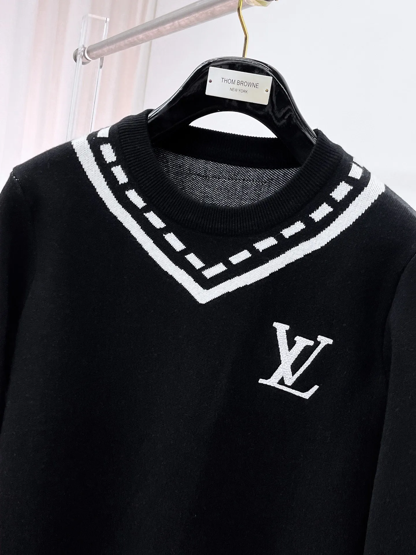 🅿️440 LV 2025ss new wool blended round neck long sleeve sweater cardigan bottoming shirt, high-end version! The custom-made fabrics at the counter are highly breathable and comfortable, with impeccable details and brand element design concepts, reflecting high quality. It feels delicate and soft! It presents a casual cut and the upper body shape is great! 🐉Code size: M-3XL